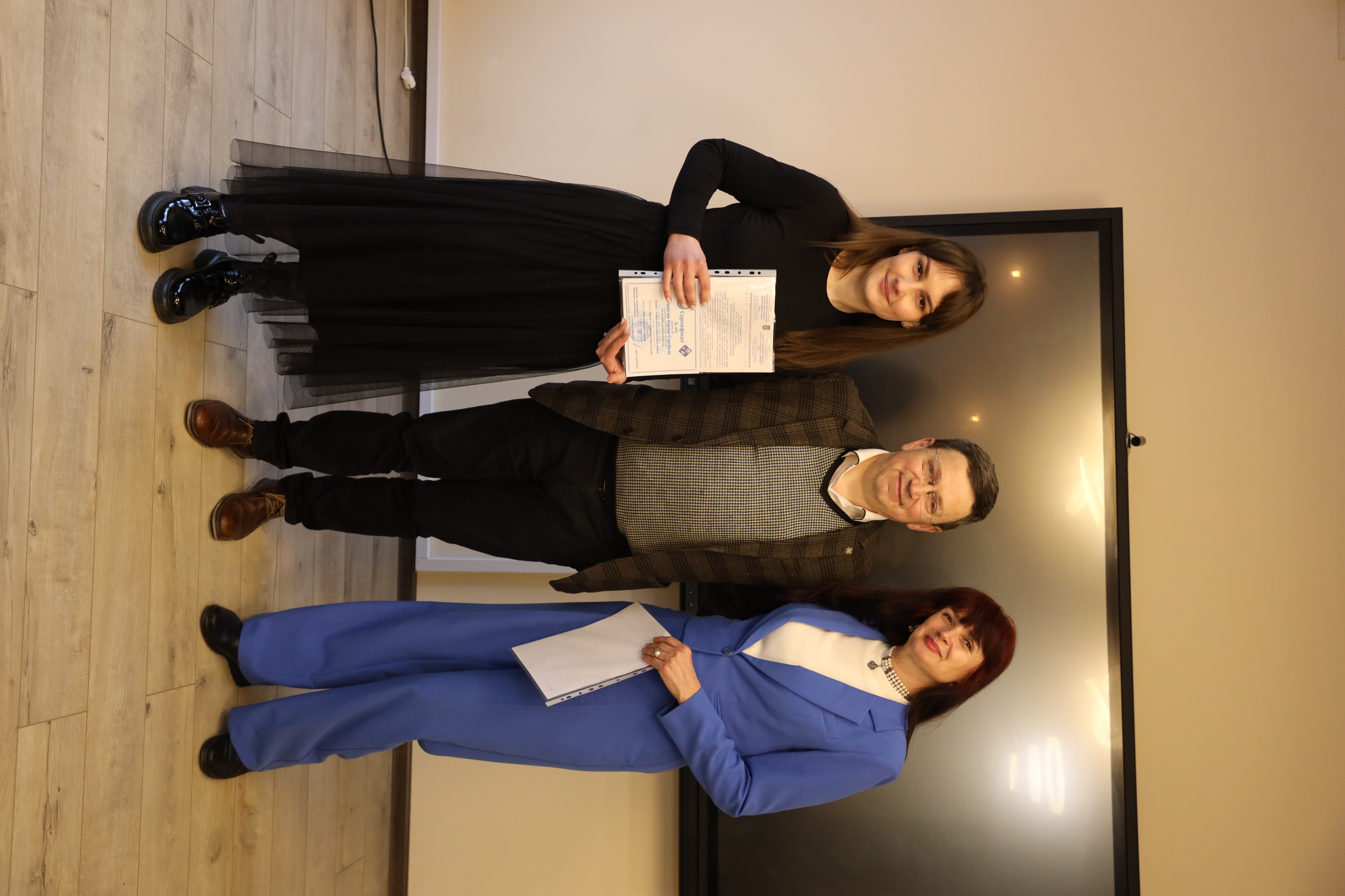 Vypusknytsia-mediatorka_z_vruchenym_dyplomom